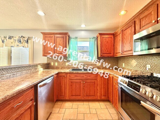 Building Photo - 3 Bedroom House