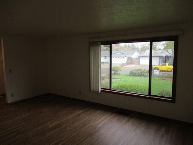 Building Photo - Large Three Bedroom in South Salem!