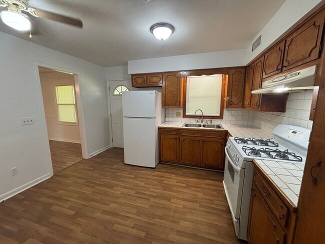 Building Photo - Beautiful 3 Bedroom, 2 Bath Home in a Quie...