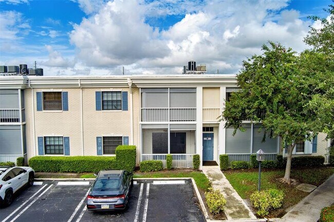 Building Photo - 140 Cypress Club Dr