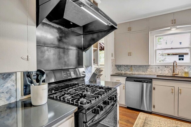 Building Photo - Charming 3 Bedroom Home in Historic District