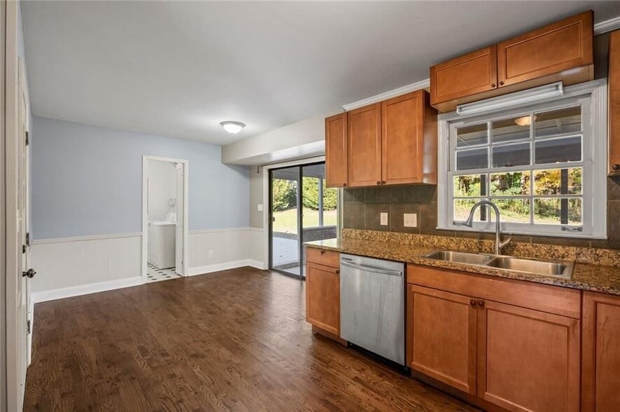 Building Photo - 2857 Fontainebleau Dr