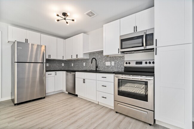 Building Photo - Live Montrose 606 Harold