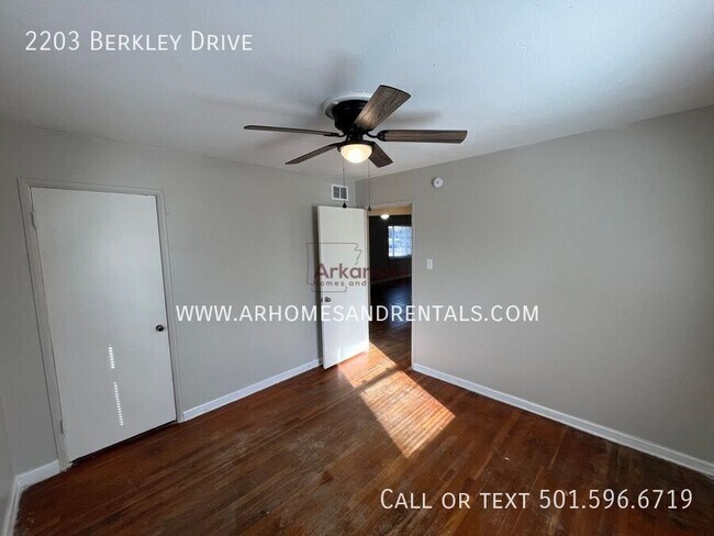 Building Photo - 2203 N Berkley Dr