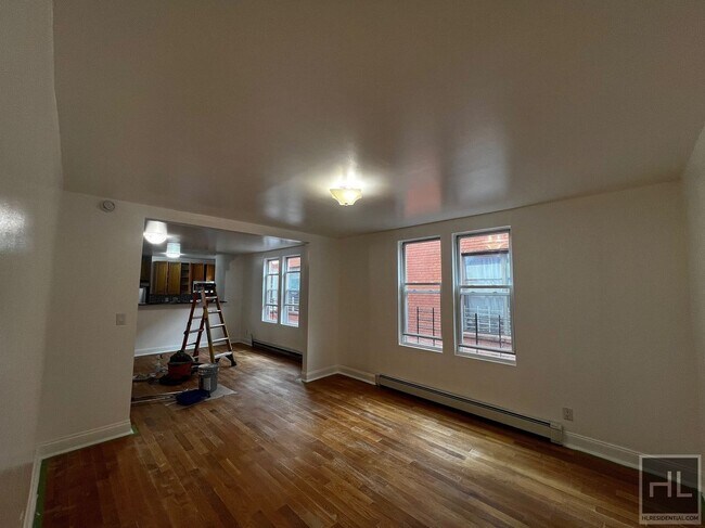 Building Photo - Spacious Fully Renovated 4-Bedroom in Sout...