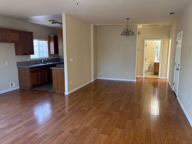 Building Photo - Cozy 2 Bed, 2 Bath Home