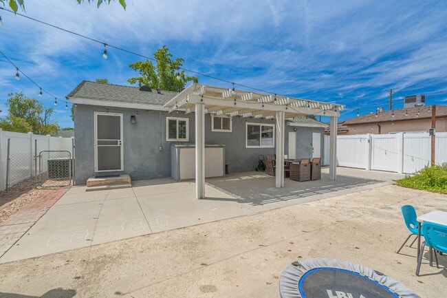 Building Photo - Beautifully Remodeled Home Move-In Ready!