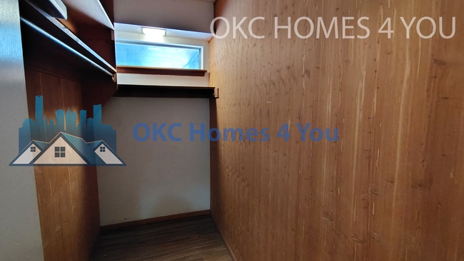 Building Photo - Half Duplex with Tons of Space!