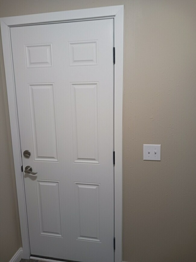 Building Photo - 430 Sara St