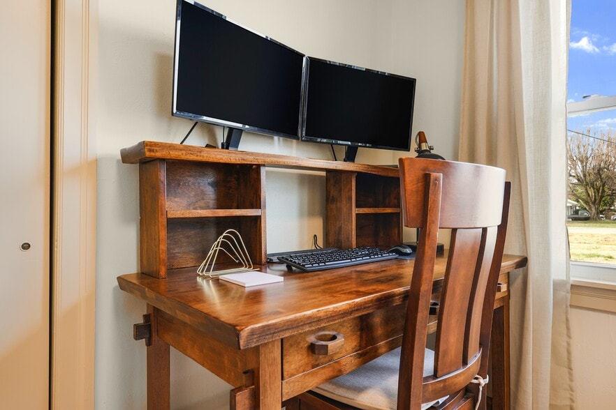 Building Photo - 1700 Kirby Dr