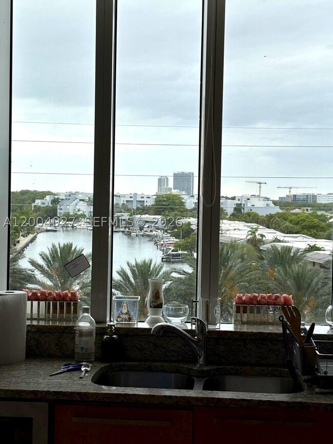 Building Photo - 16001 Collins Ave