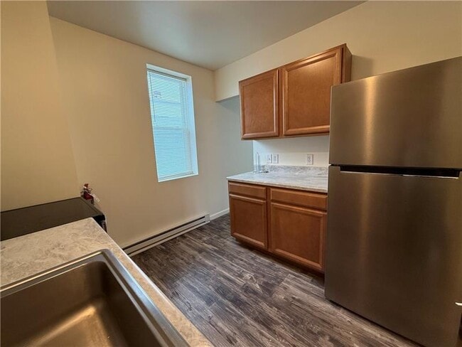 Building Photo - 570 Kendall Ave