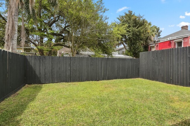 Building Photo - Fabulous Single Fam Uptown Home 3BD/2BA with great yard.