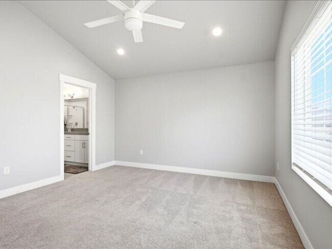 Building Photo - Herriman Lovely 3 bed, 2.5 bath Townhome