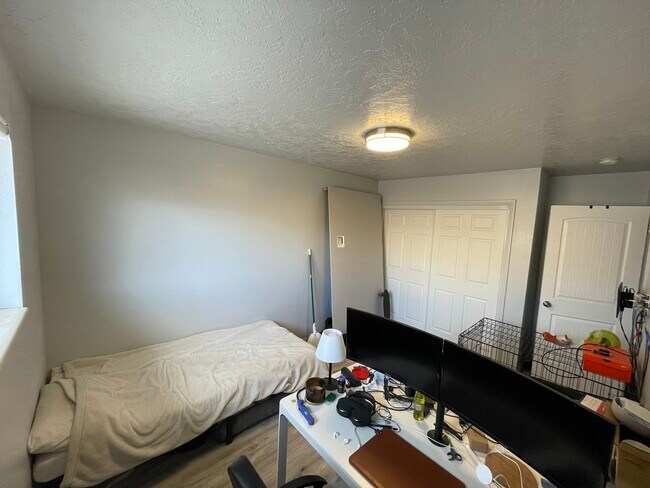 Building Photo - 333 W 170 N