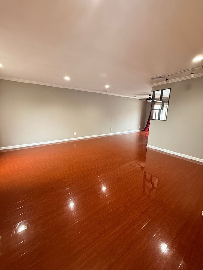 Building Photo - Upgraded 3-bedroom, 2-bath 1,240 sq. ft. i...