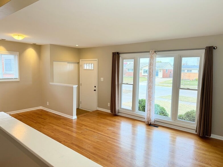 Building Photo - 21300 Briarcliff St