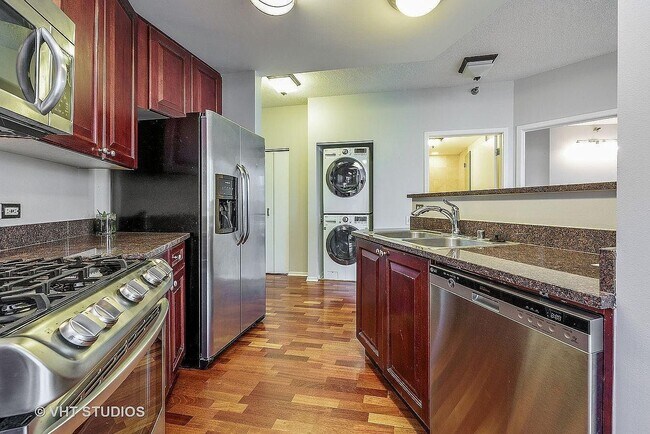 Building Photo - 600 N Kingsbury St