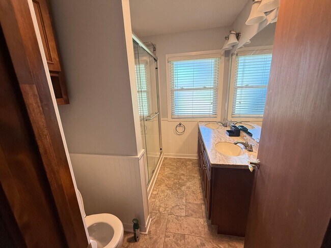 Building Photo - Charming 2 BR house in quiet Normal neighborhood