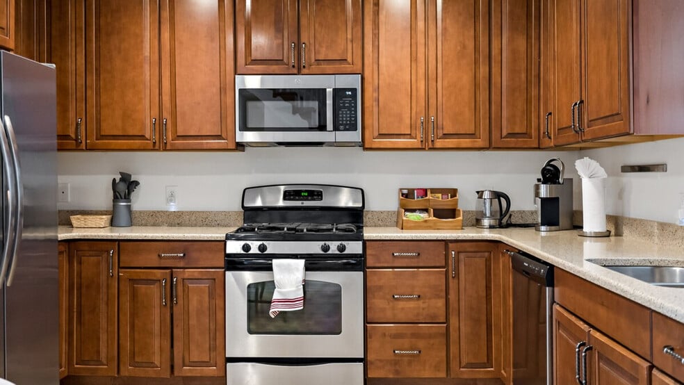 Building Photo - 6365 Columbia Pike