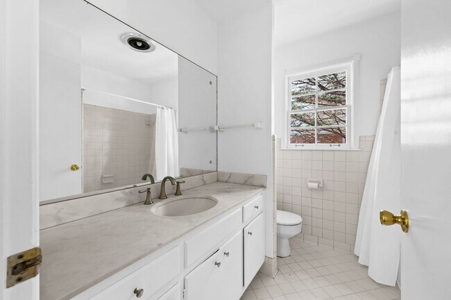 Building Photo - Charming 3BR/2.5BA Ranch-Style Home in the...