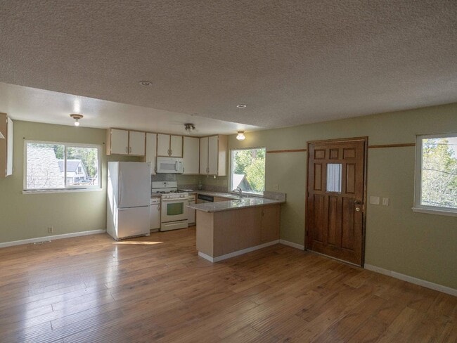 Building Photo - 26425 Lake Forest Dr