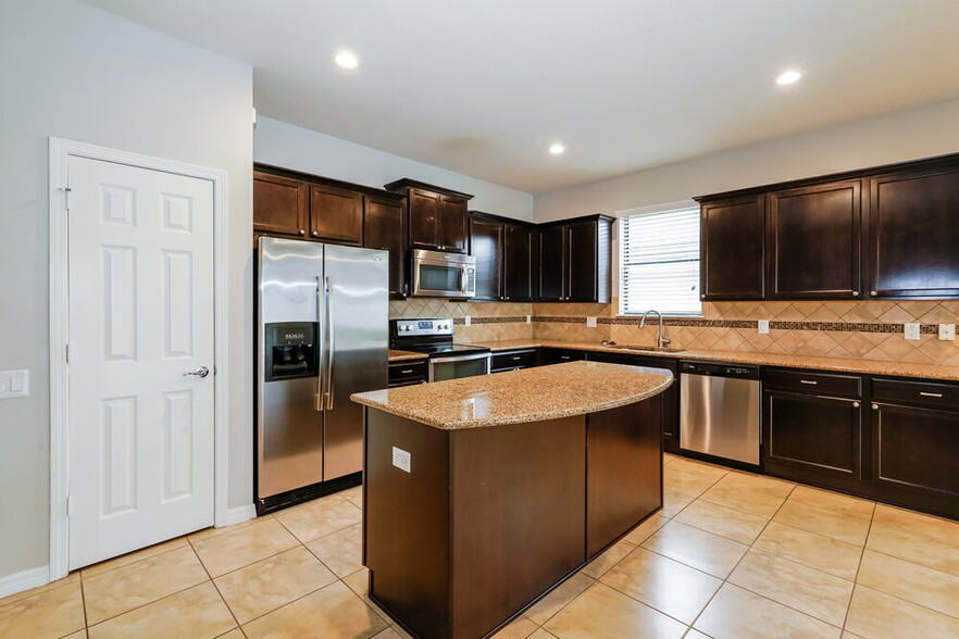 Building Photo - 2229 Landside Dr