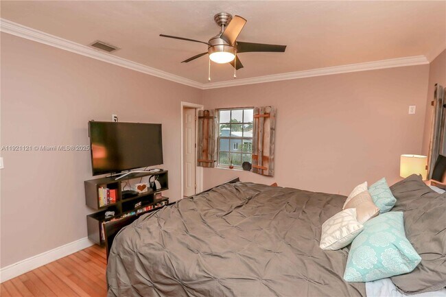 Building Photo - 1700 SW 14th Ave