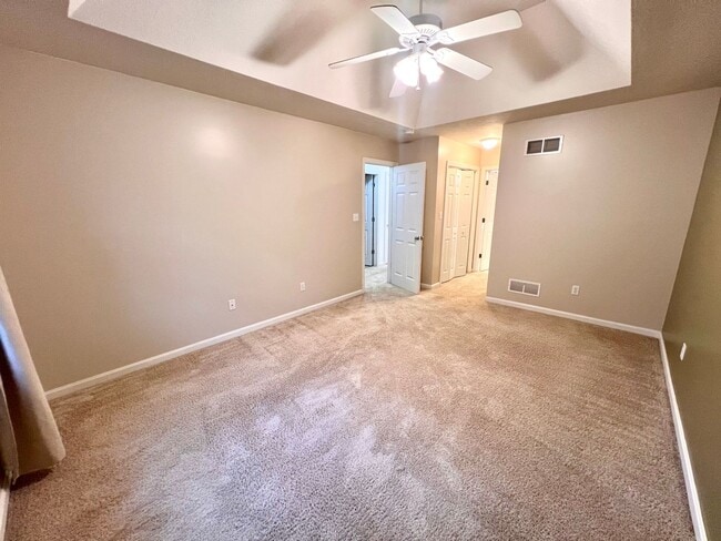 Building Photo - Beautiful Townhome - 3 bedroom 2.5 bath - Must see!