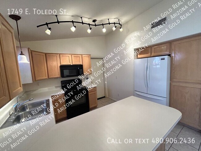 Building Photo - 1749 E Toledo St