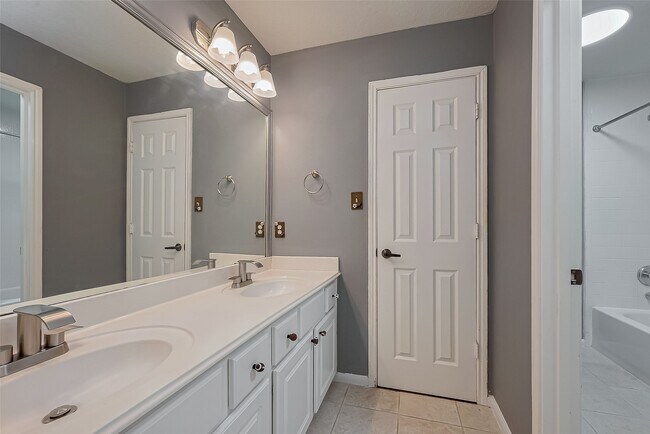 Building Photo - 1523 Brook Grove Dr