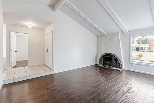 Building Photo - Saratoga Gem - 4BR Home Open Floor Plan & ...