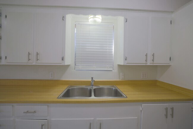 Building Photo - 3118 Flamborough Dr