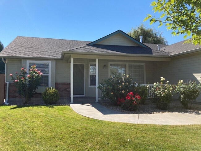 Building Photo - 928 N Middlemist Pl - Awesome Backyard, Go...