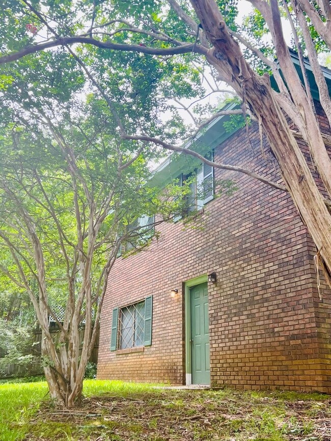 Building Photo - Newly renovated 2 bedroom on Barber St.!