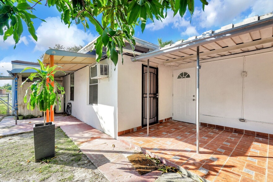 Building Photo - 2419 Coolidge St