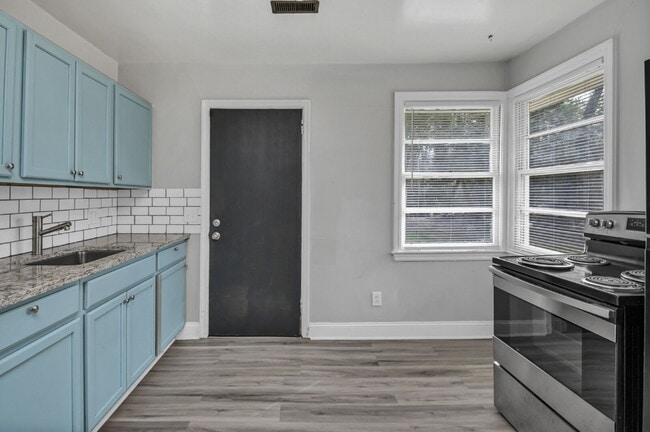 Building Photo - Cozy 2 Bedroom Home with Large Yard | Move-In Ready
