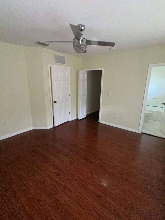 Building Photo - Move-In Ready 3BR/2BA Townhome in Florida City