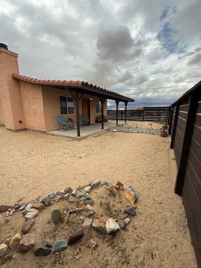 Building Photo - Private 1 Bedroom 1 Bathroom Home