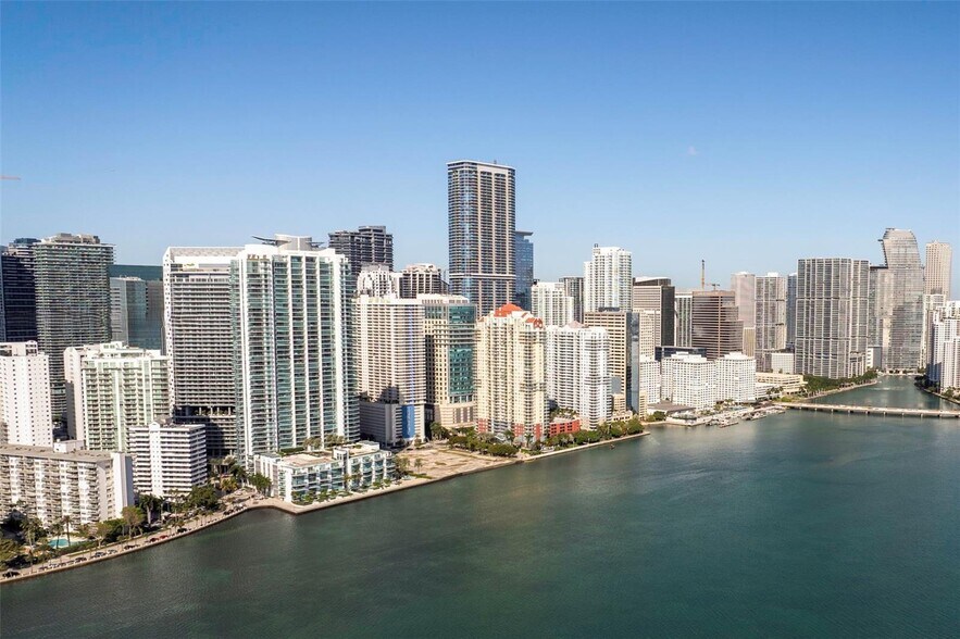 Building Photo - 1331 Brickell Bay Dr