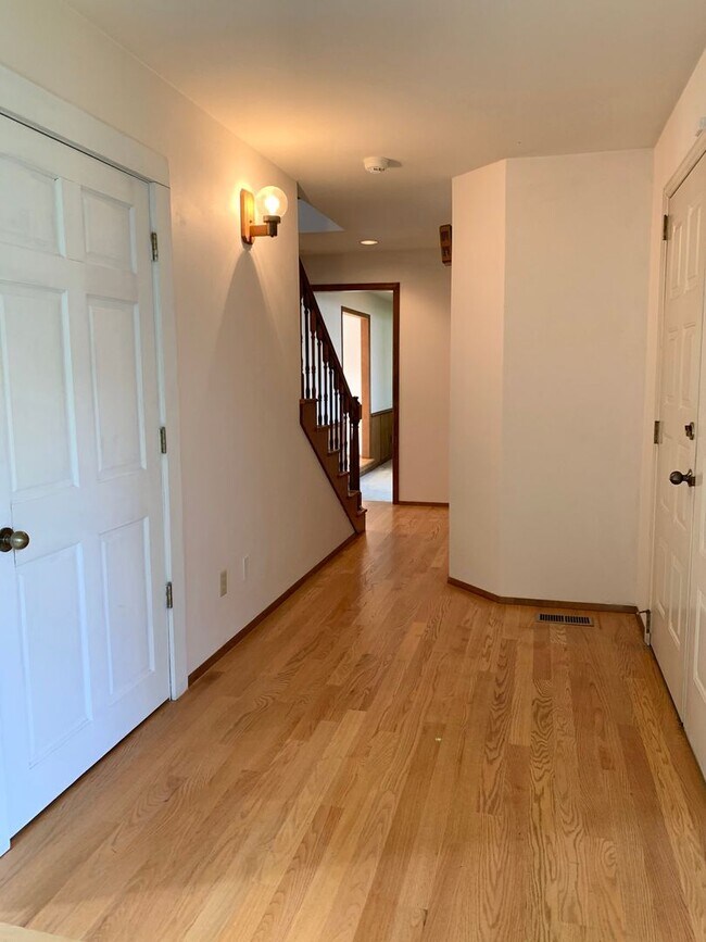 Building Photo - Oceanview 3BR 2.5BA | HUGE GARAGE | Washer & Dryer  | Dogs OK! >>> AVAILABLE NOW!