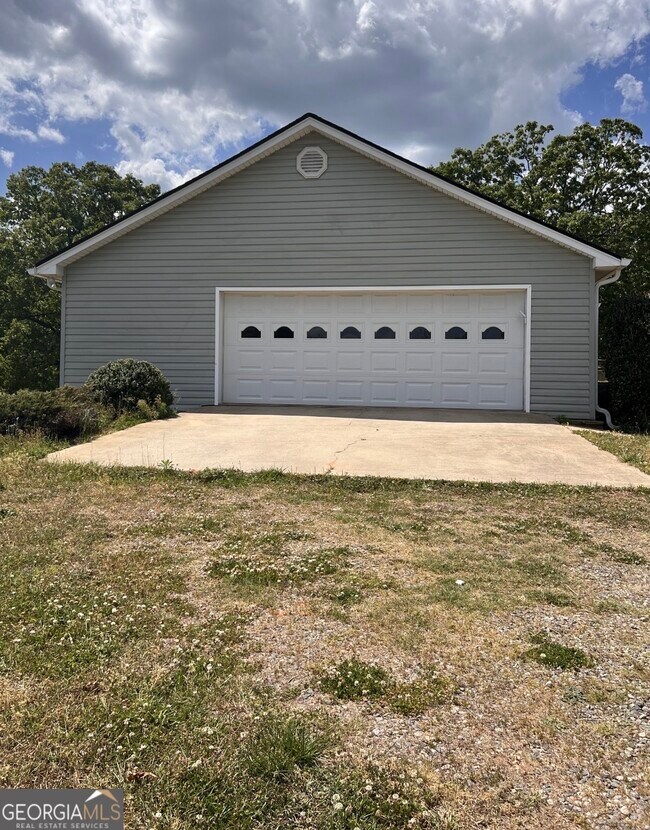 Building Photo - 6050 Millwood Rd