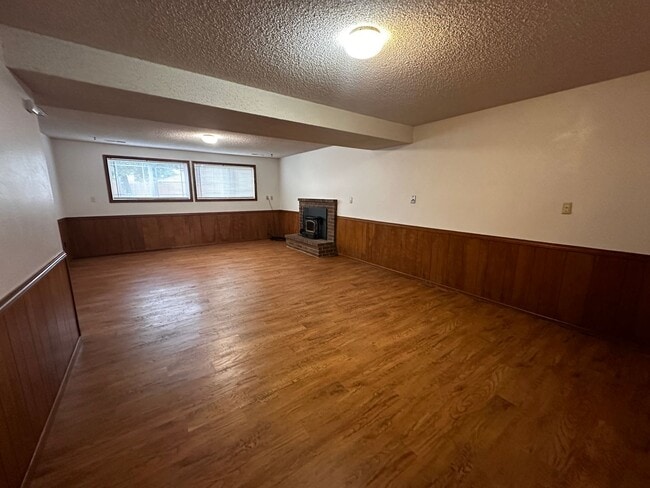 Building Photo - *COMING SOON* 3 Bedroom 2.5 bath Split level house