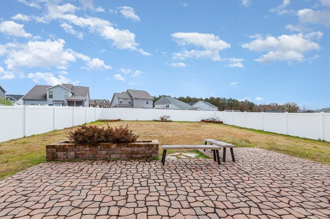 Building Photo - Beautiful 3 Bedroom Home with Hot Tub