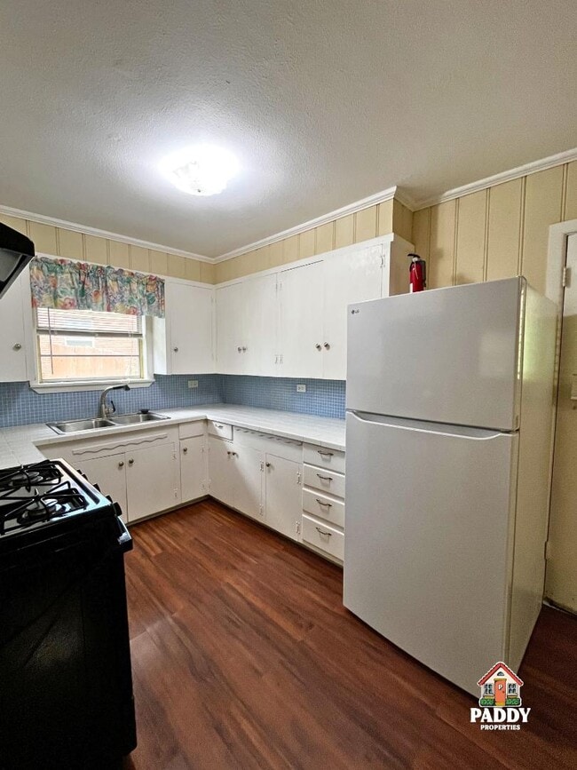 Building Photo - 411 Redbud Ln