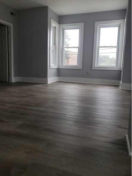 Vinyl Floor - 98-100 Snow St