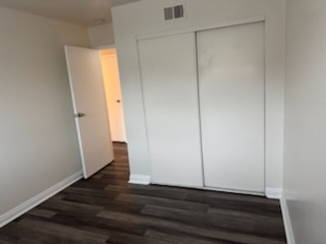 Building Photo - Upstairs Charming 2- bedroom condo