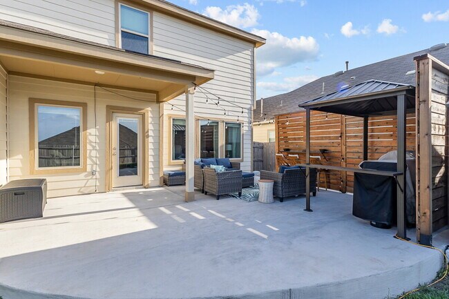 Building Photo - ASK ABOUT FREE APPLICATIONS THROUGH AUGUST!  "Spacious 6-Bedroom Retreat with 3.5 Baths and Over ...