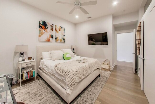 Building Photo - 1534 W Fullerton Ave