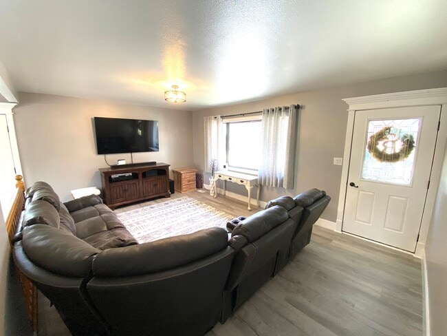 Building Photo - Beautiful Upgraded house in Santaquin